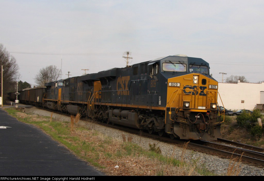 CSX 809 leads train U309 thru town